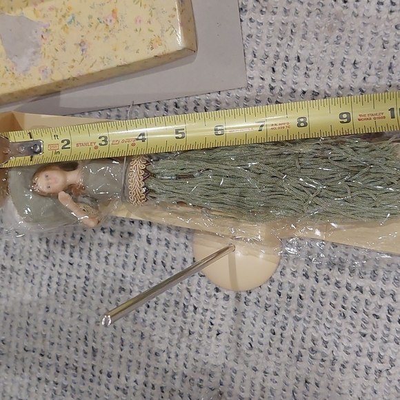 Vintage: Tasseltiques "Putting On The Ritz" by Popular Imports hanging doll. - Picture 11 of 16